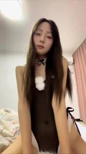 约了一个极品美女，诱惑的眼神看着你